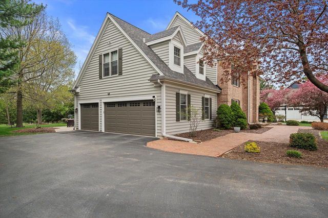 126 Hickory DRIVE, Delafield, WI 53018