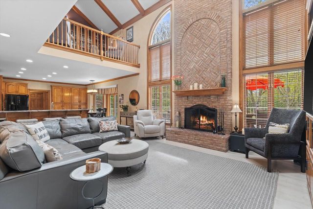 126 Hickory DRIVE, Delafield, WI 53018