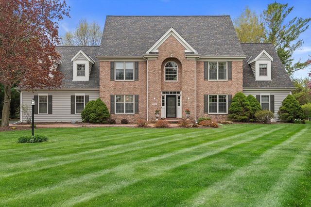 126 Hickory DRIVE, Delafield, WI 53018
