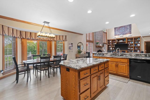 126 Hickory DRIVE, Delafield, WI 53018