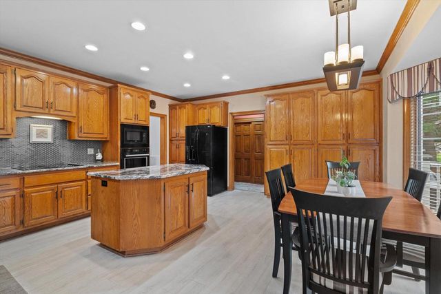126 Hickory DRIVE, Delafield, WI 53018