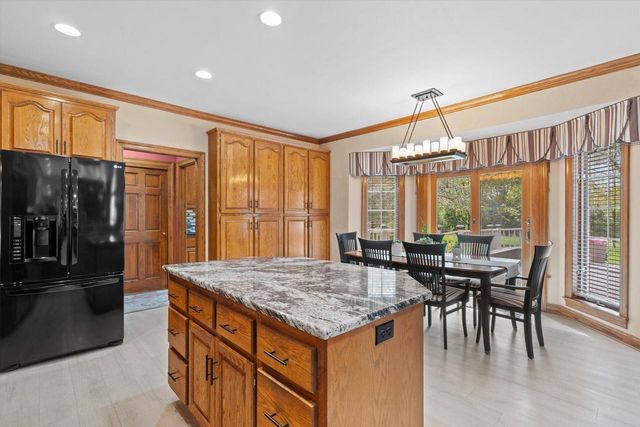 126 Hickory DRIVE, Delafield, WI 53018
