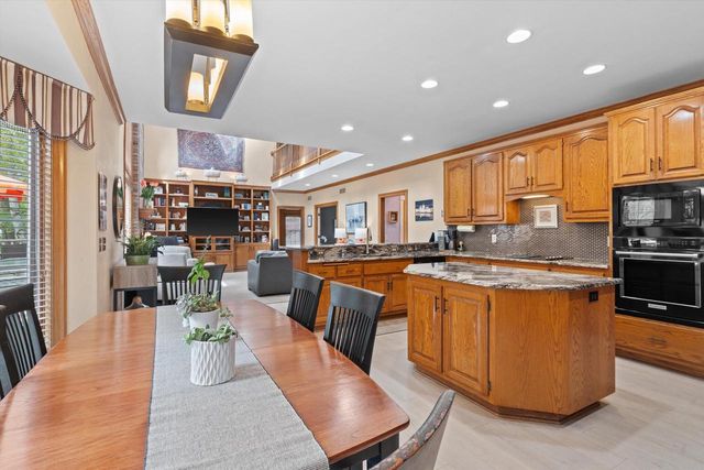 126 Hickory DRIVE, Delafield, WI 53018