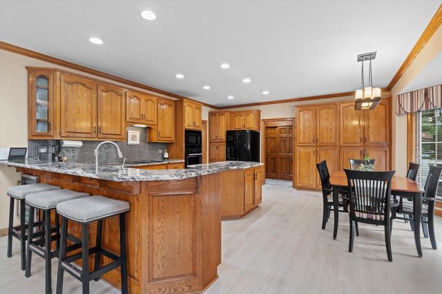 126 Hickory DRIVE, Delafield, WI 53018