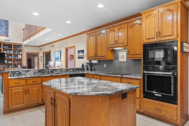126 Hickory DRIVE, Delafield, WI 53018