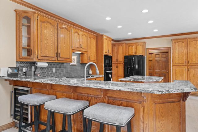 126 Hickory DRIVE, Delafield, WI 53018
