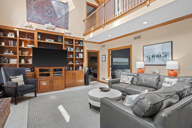 126 Hickory DRIVE, Delafield, WI 53018