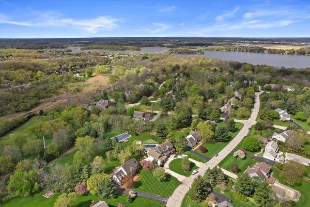 126 Hickory DRIVE, Delafield, WI 53018