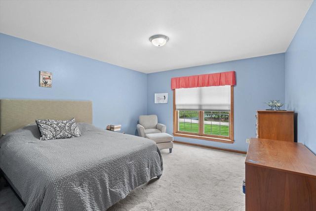 126 Hickory DRIVE, Delafield, WI 53018