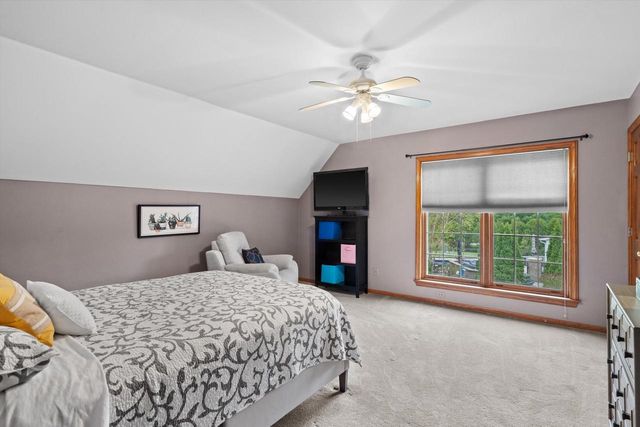 126 Hickory DRIVE, Delafield, WI 53018