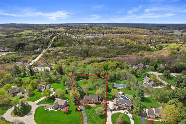 126 Hickory DRIVE, Delafield, WI 53018