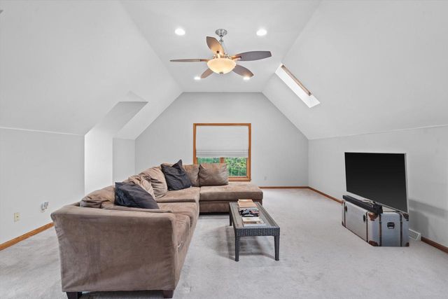 126 Hickory DRIVE, Delafield, WI 53018
