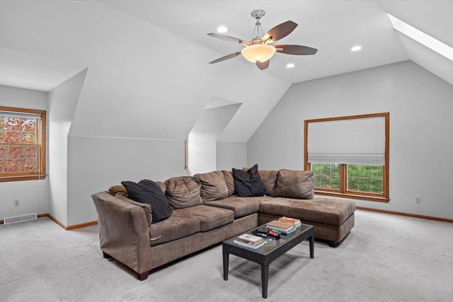 126 Hickory DRIVE, Delafield, WI 53018