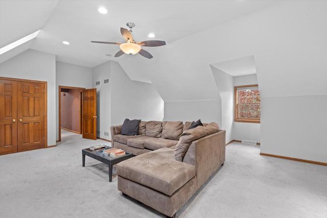 126 Hickory DRIVE, Delafield, WI 53018