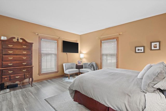 126 Hickory DRIVE, Delafield, WI 53018