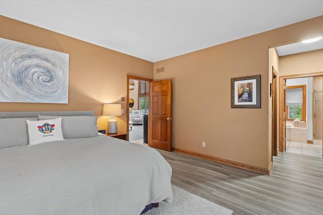 126 Hickory DRIVE, Delafield, WI 53018