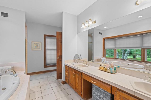 126 Hickory DRIVE, Delafield, WI 53018