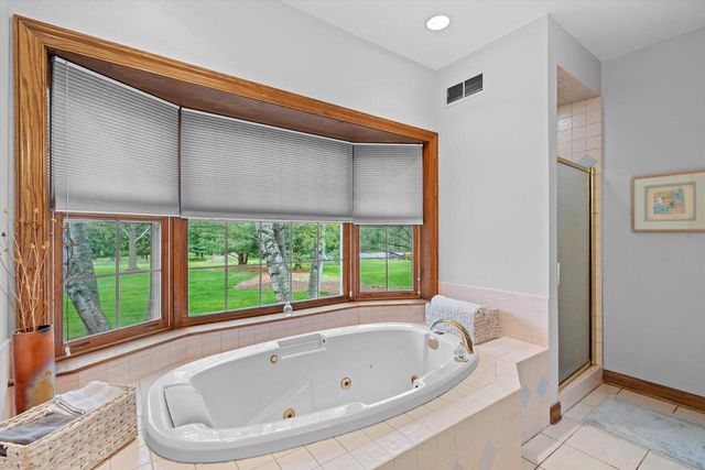 126 Hickory DRIVE, Delafield, WI 53018
