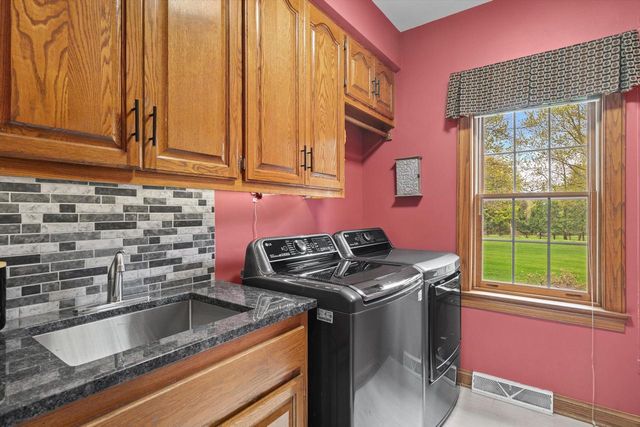 126 Hickory DRIVE, Delafield, WI 53018