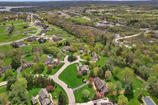 126 Hickory DRIVE, Delafield, WI 53018