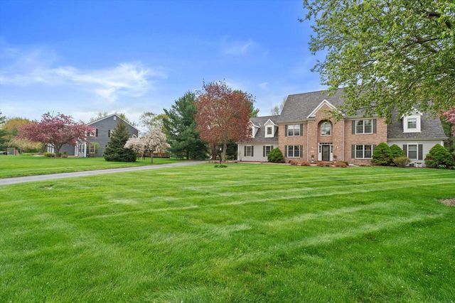 126 Hickory DRIVE, Delafield, WI 53018