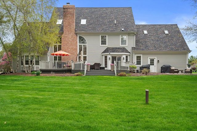 126 Hickory DRIVE, Delafield, WI 53018