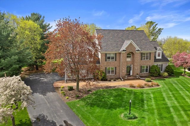 126 Hickory DRIVE, Delafield, WI 53018