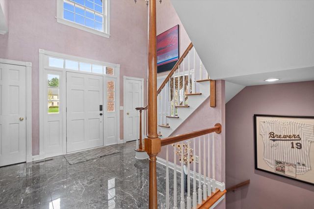 126 Hickory DRIVE, Delafield, WI 53018