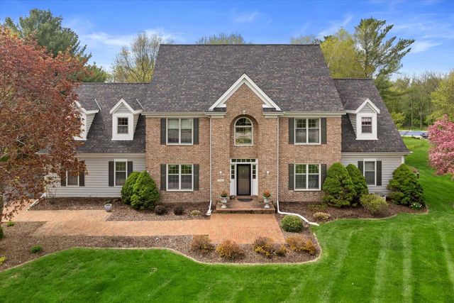 126 Hickory DRIVE, Delafield, WI 53018