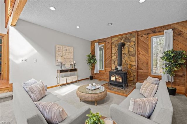 715 Paula DR, Chesapeake, VA 23322