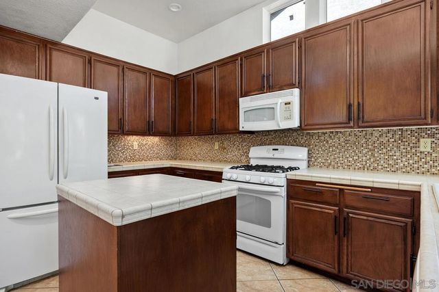 950 Tempera Ct, Oceanside, CA 92057