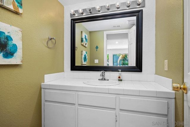950 Tempera Ct, Oceanside, CA 92057