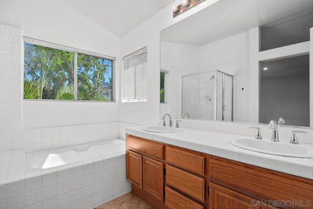 950 Tempera Ct, Oceanside, CA 92057