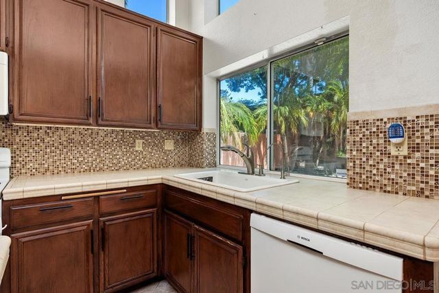 950 Tempera Ct, Oceanside, CA 92057