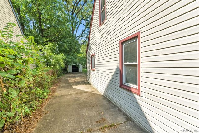 26005 Currier Street, Dearborn Heights, MI 48125
