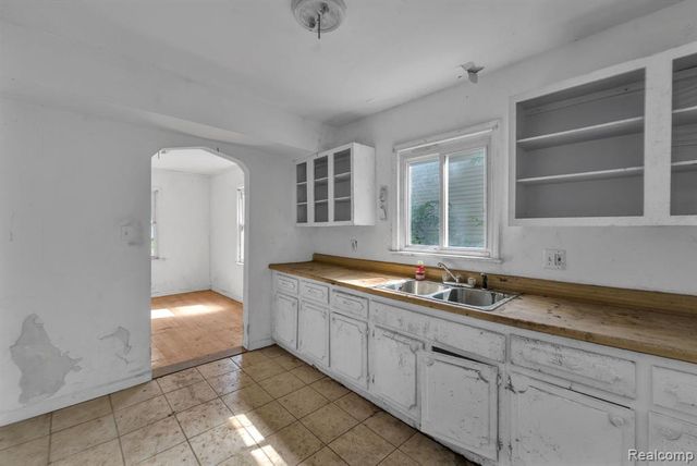 26005 Currier Street, Dearborn Heights, MI 48125
