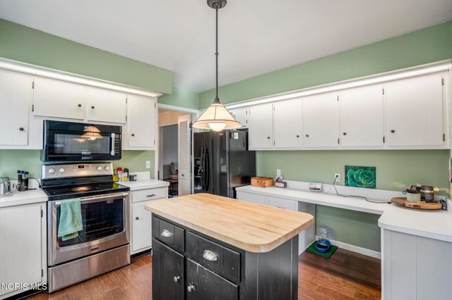 6913 Fredericksburg Drive, Sylvania, OH 43560