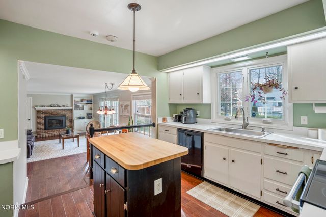 6913 Fredericksburg Drive, Sylvania, OH 43560