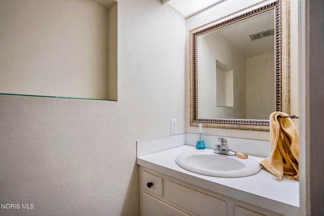 6913 Fredericksburg Drive, Sylvania, OH 43560