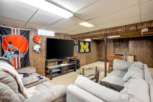 6913 Fredericksburg Drive, Sylvania, OH 43560