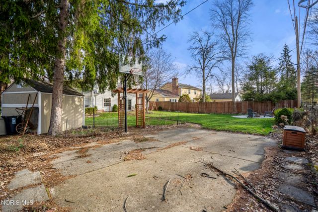 6913 Fredericksburg Drive, Sylvania, OH 43560