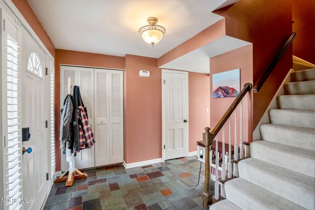 6913 Fredericksburg Drive, Sylvania, OH 43560