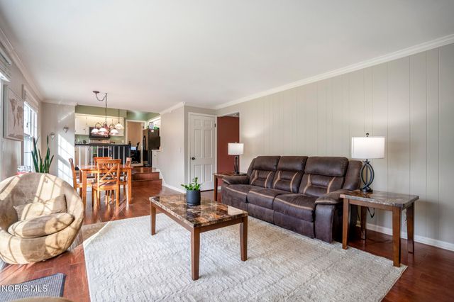 6913 Fredericksburg Drive, Sylvania, OH 43560