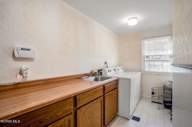 6913 Fredericksburg Drive, Sylvania, OH 43560