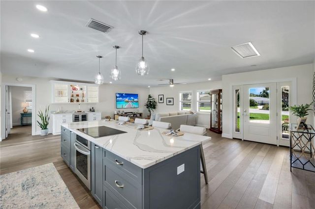 193 Heather Grove LN, Naples, FL 34113