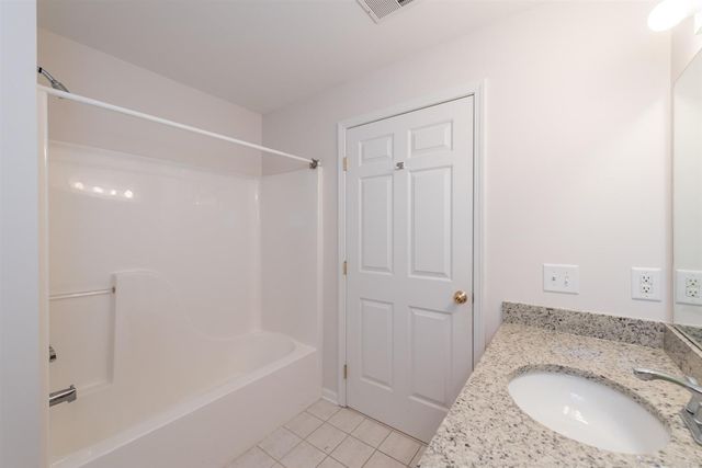 2800 S Knightsbridge Circle, Ann Arbor, MI 48105