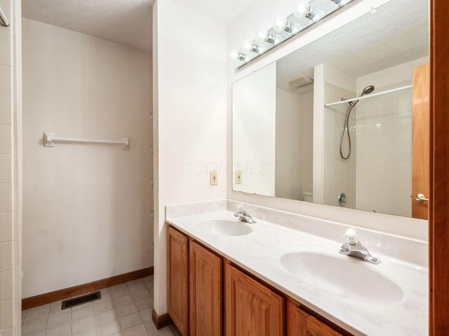 6380 Rossmore Lane, Canal Winchester, OH 43110