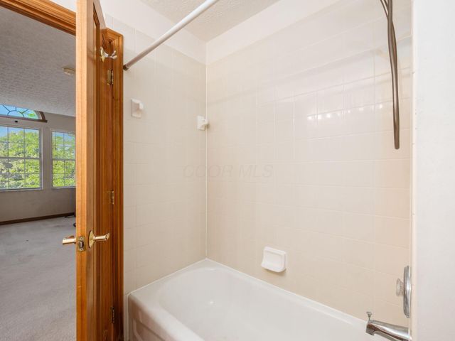6380 Rossmore Lane, Canal Winchester, OH 43110
