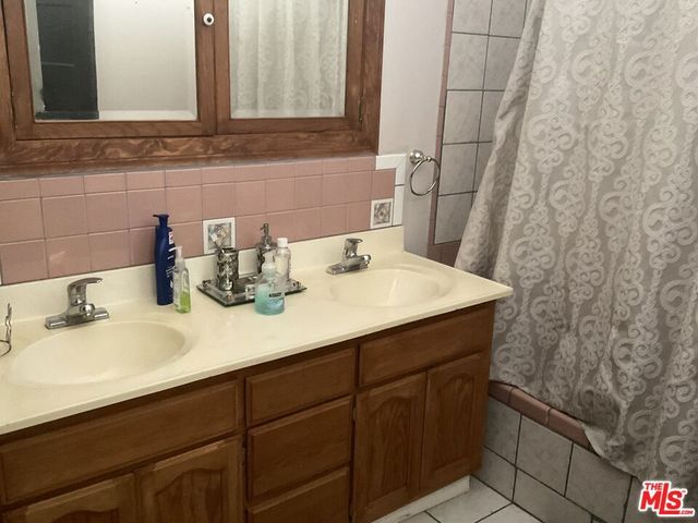 2068 S Hobart Boulevard, Los Angeles, CA 90018