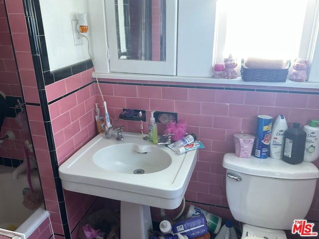2068 S Hobart Boulevard, Los Angeles, CA 90018